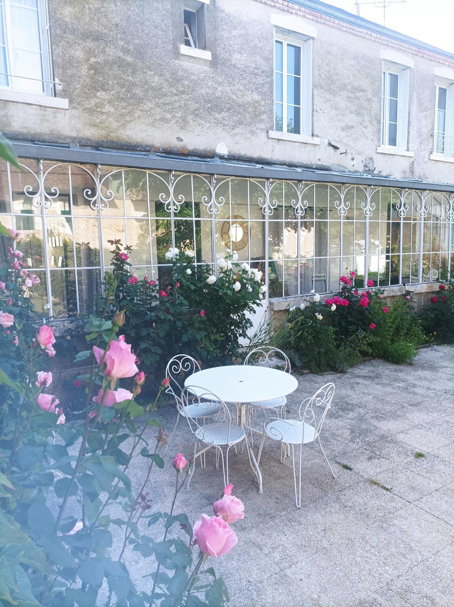 Le Relais Des Roses- Chambres D'Hotes Vatan Exterior photo
